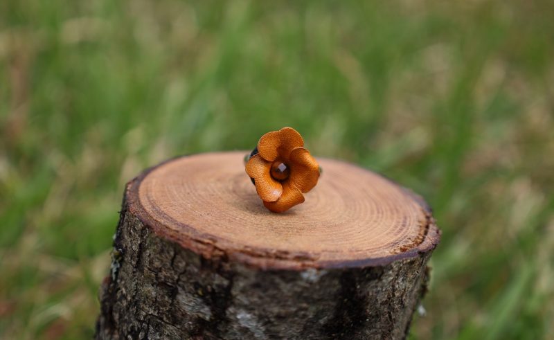 bague ajustable marron, cuir à tannage végétal pleine fleur, l'Âge du Cuir, maroquinerie artisanale, Dordogne, France