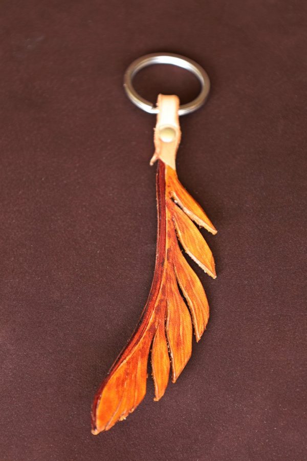 porte-clefs demie plume marron, cuir végétal, l'âge du cuir, maroquinerie artisanale; Dordogne, France