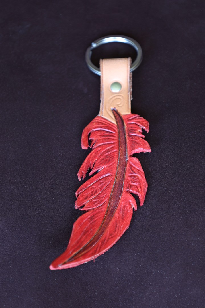porte-clés plume rouge, cuir végétal, l'âge du cuir, maroquinerie artisanale; Dordogne, France
