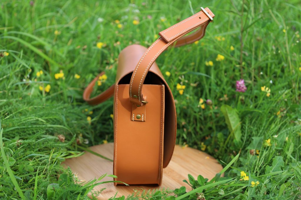 sac besace Le Généreux Floral, cuir à tannage végétal pleine fleur, l'Âge du Cuir, maroquinerie artisanale, Dordogne, France