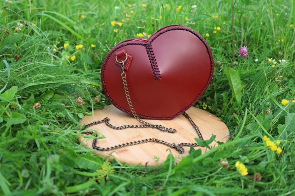 sac cœur l'Amoureuse, cuir à tannage végétal pleine fleur, l'Âge du Cuir, maroquinerie artisanale, Dordogne, France