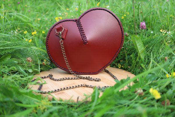 sac cœur l'Amoureuse, cuir à tannage végétal pleine fleur, l'Âge du Cuir, maroquinerie artisanale, Dordogne, France