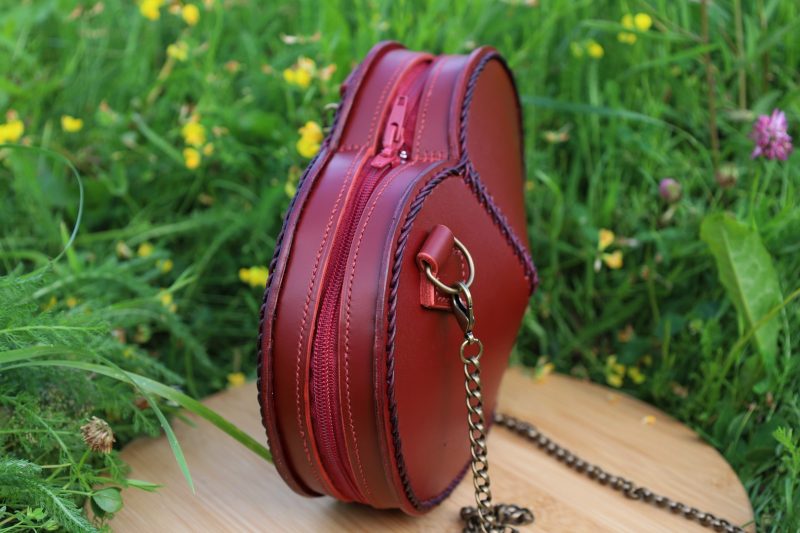 sac cœur l'Amoureuse de profil, cuir à tannage végétal pleine fleur, l'Âge du Cuir, maroquinerie artisanale, Dordogne, France