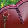 sac cœur l'Amoureuse tressage, cuir à tannage végétal pleine fleur, l'Âge du Cuir, maroquinerie artisanale, Dordogne, France