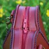 sac cœur l'Amoureuse ouverture, cuir à tannage végétal pleine fleur, l'Âge du Cuir, maroquinerie artisanale, Dordogne, France