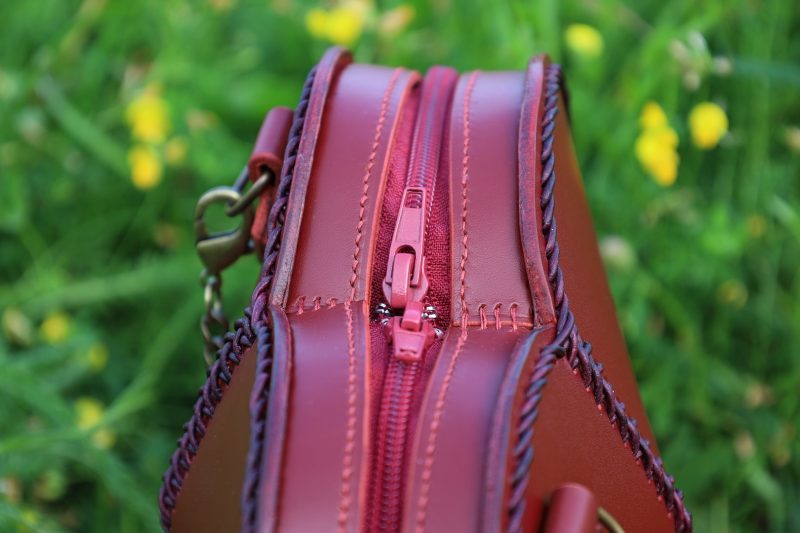 sac cœur l'Amoureuse ouverture, cuir à tannage végétal pleine fleur, l'Âge du Cuir, maroquinerie artisanale, Dordogne, France