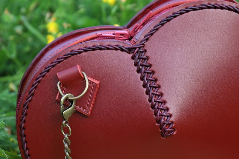 sac cœur l'Amoureuse tressage, cuir à tannage végétal pleine fleur, l'Âge du Cuir, maroquinerie artisanale, Dordogne, France