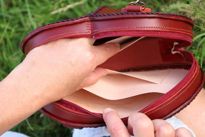 sac cœur l'Amoureuse poches, cuir à tannage végétal pleine fleur, l'Âge du Cuir, maroquinerie artisanale, Dordogne, France