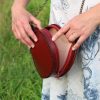 sac cœur l'Amoureuse porté ouvert, cuir à tannage végétal pleine fleur, l'Âge du Cuir, maroquinerie artisanale, Dordogne, France