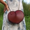 sac cœur l'Amoureuse porté, cuir à tannage végétal pleine fleur, l'Âge du Cuir, maroquinerie artisanale, Dordogne, France