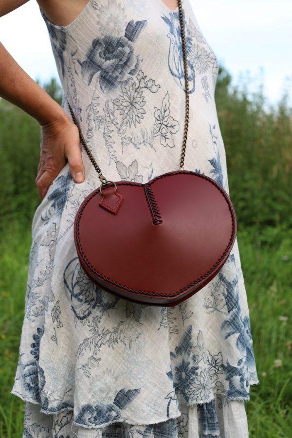 sac cœur l'Amoureuse porté, cuir à tannage végétal pleine fleur, l'Âge du Cuir, maroquinerie artisanale, Dordogne, France