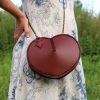 sac cœur l'Amoureuse porté, cuir à tannage végétal pleine fleur, l'Âge du Cuir, maroquinerie artisanale, Dordogne, France