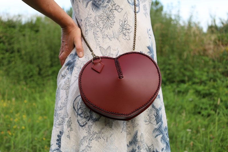 sac cœur l'Amoureuse porté, cuir à tannage végétal pleine fleur, l'Âge du Cuir, maroquinerie artisanale, Dordogne, France