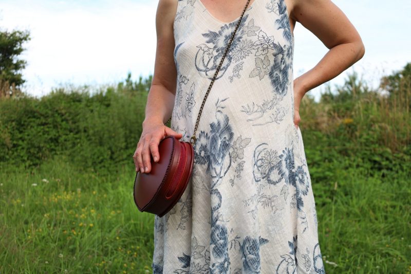 sac cœur l'Amoureuse porté de profil, cuir à tannage végétal pleine fleur, l'Âge du Cuir, maroquinerie artisanale, Dordogne, France