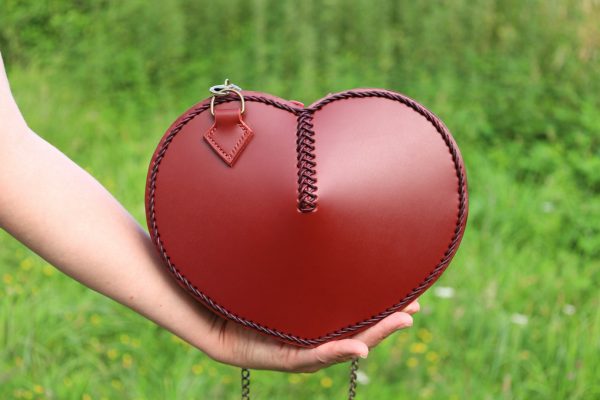 sac cœur l'Amoureuse dans la main, cuir à tannage végétal pleine fleur, l'Âge du Cuir, maroquinerie artisanale, Dordogne, France