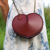 sac cœur l'Amoureuse porté, cuir à tannage végétal pleine fleur, l'Âge du Cuir, maroquinerie artisanale, Dordogne, France