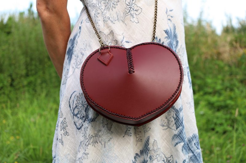 sac cœur l'Amoureuse porté, cuir à tannage végétal pleine fleur, l'Âge du Cuir, maroquinerie artisanale, Dordogne, France