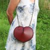 sac cœur l'Amoureuse porté, cuir à tannage végétal pleine fleur, l'Âge du Cuir, maroquinerie artisanale, Dordogne, France
