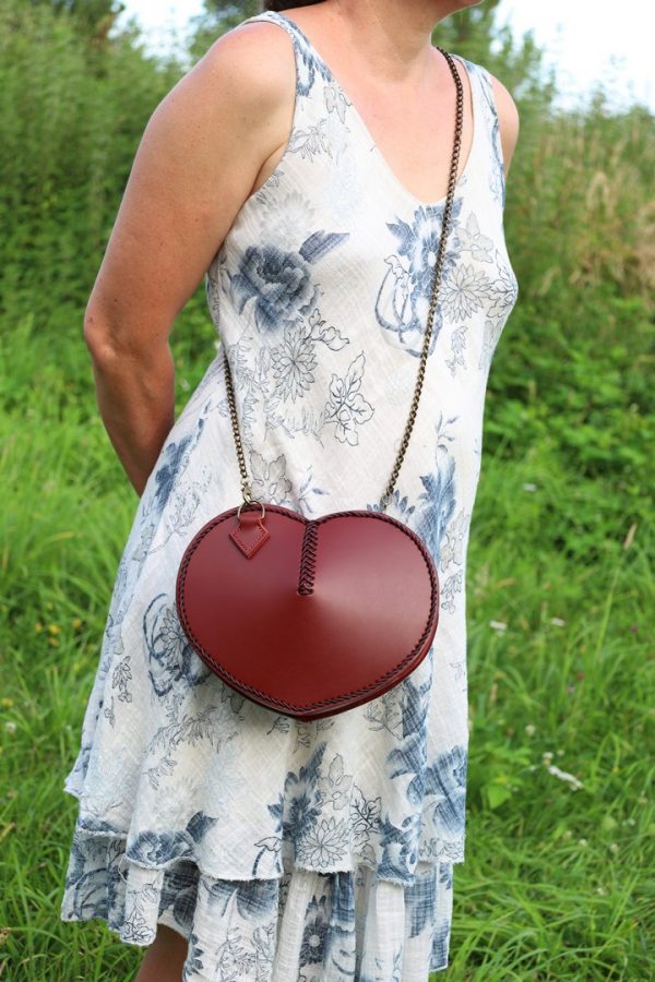 sac cœur l'Amoureuse porté, cuir à tannage végétal pleine fleur, l'Âge du Cuir, maroquinerie artisanale, Dordogne, France