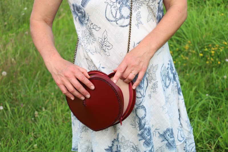 sac cœur l'Amoureuse porté ouvert, cuir à tannage végétal pleine fleur, l'Âge du Cuir, maroquinerie artisanale, Dordogne, France