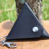 porte monnaie triangle noir mousqueton, cuir végétal, l'âge du cuir, maroquinerie artisanale, dordogne, france