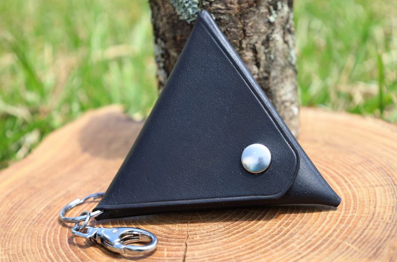 porte monnaie triangle noir mousqueton, cuir végétal, l'âge du cuir, maroquinerie artisanale, dordogne, france