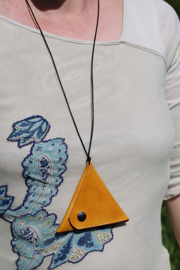 porte monnaie triangle jaune porté, cuir végétal, l'Âge du cuir, maroquinerie artisanale, dordogne, France