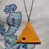 porte monnaie triangle jaune porté3, cuir végétal, l'Âge du cuir, maroquinerie artisanale, dordogne, France