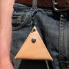 porte monnaie triangle naturel porté2, cuir végétal, l'Âge du cuir, maroquinerie artisanale, dordogne, France
