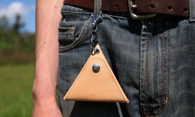 porte monnaie triangle naturel porté2, cuir végétal, l'Âge du cuir, maroquinerie artisanale, dordogne, France