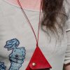 porte monnaie triangle rouge porté5, cuir végétal, l'Âge du cuir, maroquinerie artisanale, dordogne, France