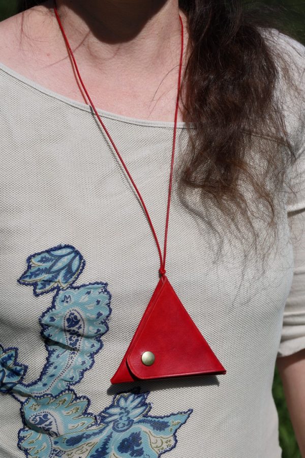 porte monnaie triangle rouge porté5, cuir végétal, l'Âge du cuir, maroquinerie artisanale, dordogne, France