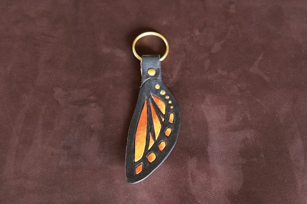 porte-clef aile de papillon rouge et or, cuir végétal, l'âge du cuir, maroquinerie artisanale, dordogne, france