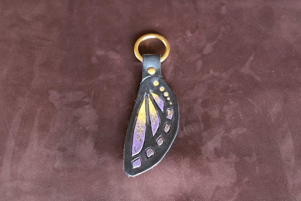 porte-clef aile de papillon violet et or, cuir végétal, l'âge du cuir, maroquinerie artisanale, dordogne, france