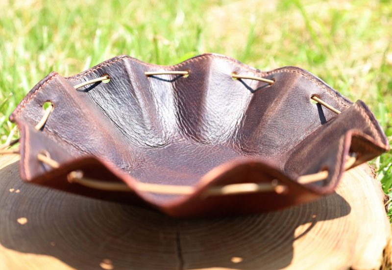, cuir végétal, étain, l'âge du cuir, maroquinerie artisanale, dordogne, france