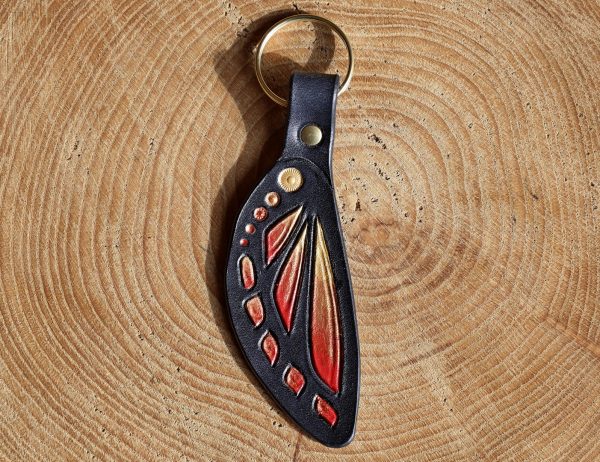 porte-clefs aile de papillon rouge, cuir végétal, l'âge du cuir, maroquinerie artisanale, dordogne, france