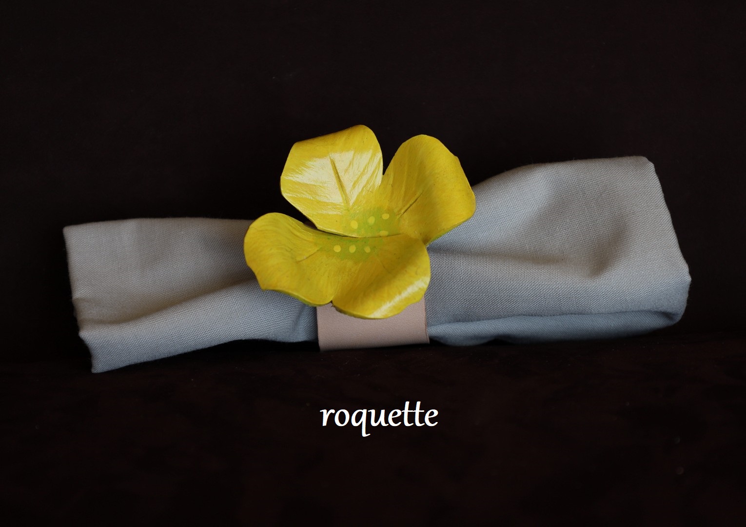 rond de serviette, fleur, roquette, cuir, cuir à tannage végétal, artisanat, l'Âge du Cuir, France