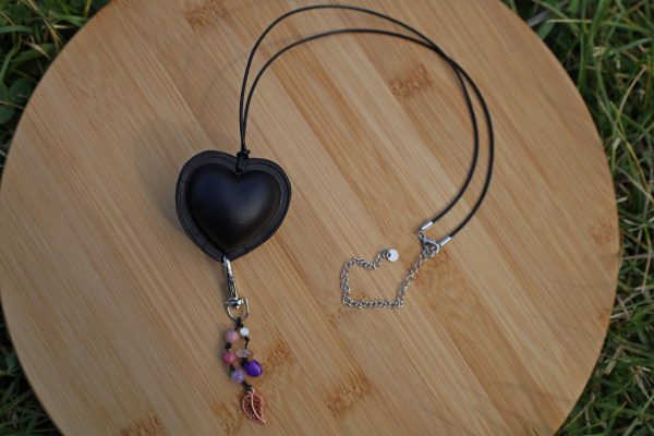 secrète cœur noire perles violettes, bijou, collier, cuir tannage végétal, l'Âge du Cuir, maroquinerie artisanale, France