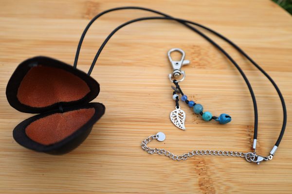 secrète cœur noire ouverte, bijou, collier, cuir tannage végétal, l'Âge du Cuir, maroquinerie artisanale, France