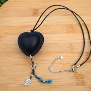 secrète cœur noire perles bleues, bijou, collier, cuir tannage végétal, l'Âge du Cuir, maroquinerie artisanale, France