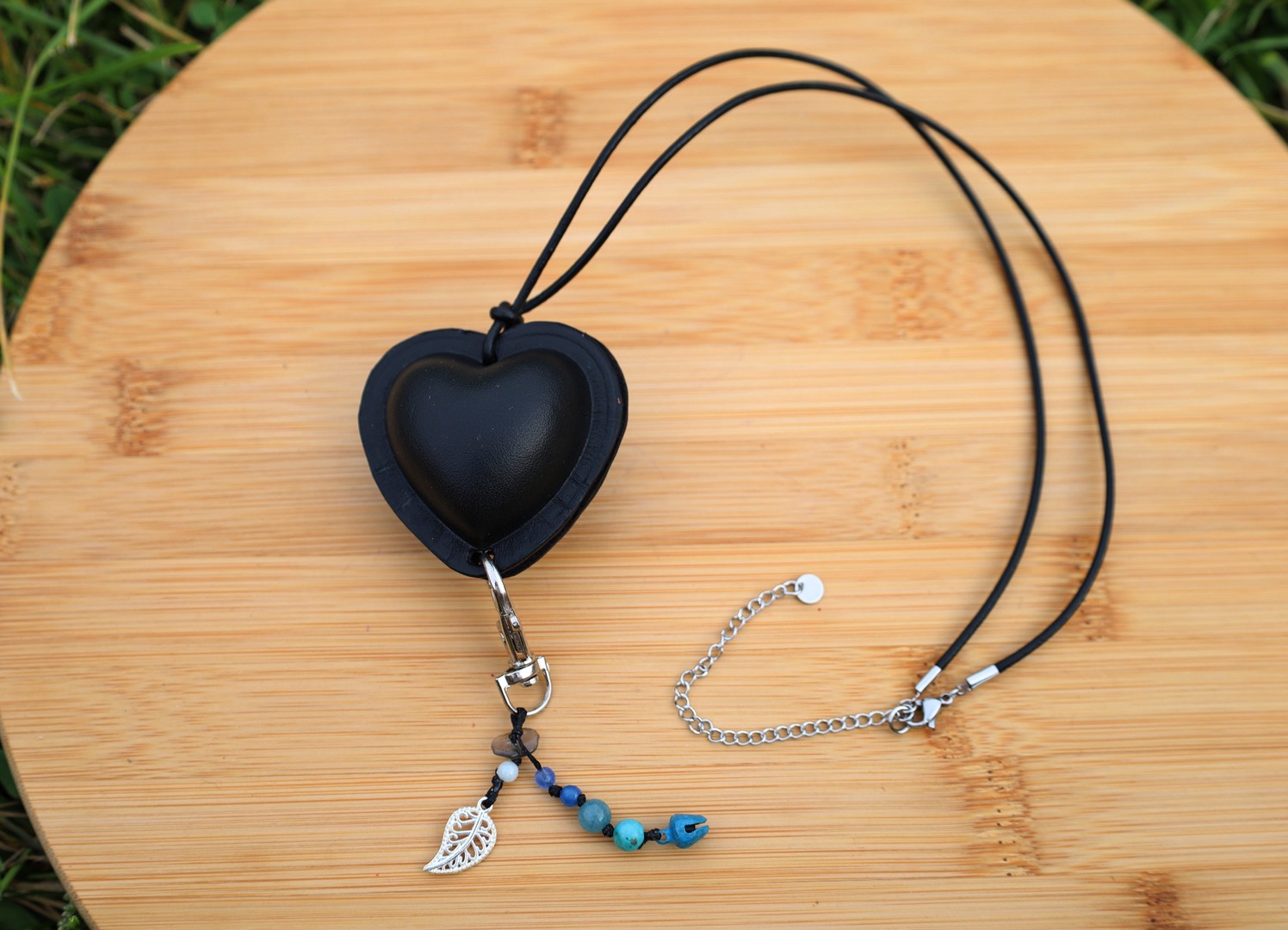 secrète cœur noire perles bleues, bijou, collier, cuir tannage végétal, l'Âge du Cuir, maroquinerie artisanale, France