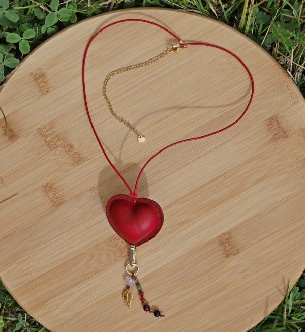 secrète cœur rouge, bijou, collier, cuir tannage végétal, l'Âge du Cuir, maroquinerie artisanale, France