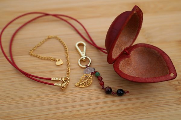 secrète cœur rouge ouverte, bijou, collier, cuir tannage végétal, l'Âge du Cuir, maroquinerie artisanale, France