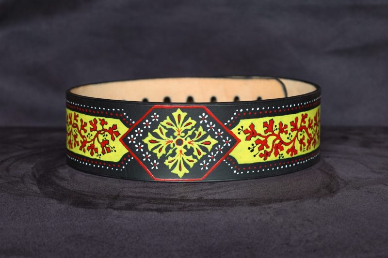 sangle guitare florale, cuir de vache pleine fleur à tannage végétal, l'âge du cuir, maroquinerie artisanale, Dordogne, France