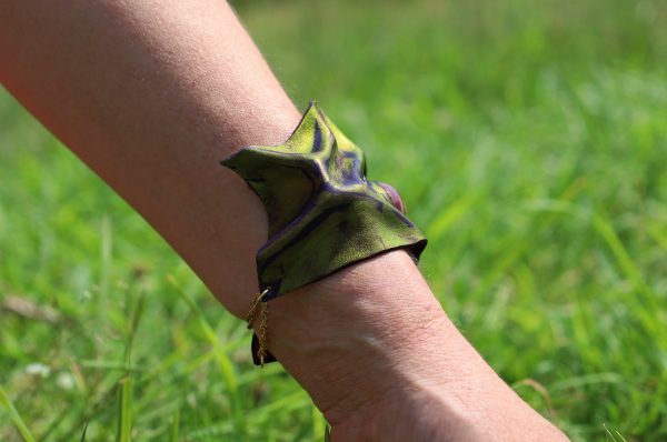bracelet en cuir froissé et pierre œil du dragon, cuir à tannage végétal pleine fleur, l'Âge du Cuir, maroquinerie artisanale, Dordogne, France