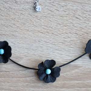 collier 3 fleurs noir et turquoise, cuir végétal, l'âge du cuir, maroquinerie artisanale, dordogne, france