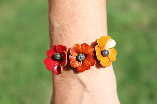bracelet 3 fleurs multicolores, cuir végétal, l'âge du cuir, maroquinerie artisanale, dordogne, france