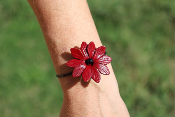 bracelet fleur, 1 fleur rouge, cuir végétal, l'âge du cuir, maroquinerie artisanale, dordogne, france