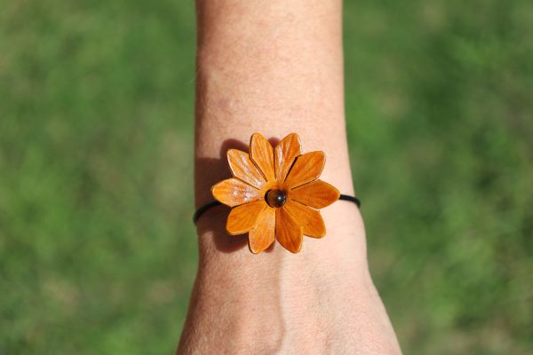 bracelet fleur, 1 fleur marron clair, cuir végétal, l'âge du cuir, maroquinerie artisanale, dordogne, france