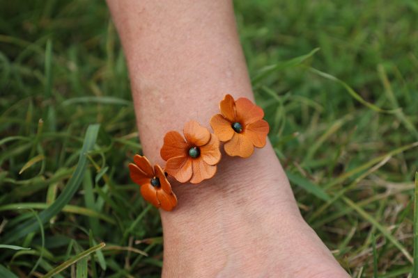 bracelet 3 fleurs, cuir à tannage végétal pleine fleur, l'Âge du Cuir, maroquinerie artisanale, Dordogne, France